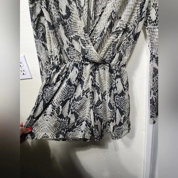 Women's Snake Print Bell Sleeve Romper Sz M Spring Festival Summer Vacation - Picture 2 of 6